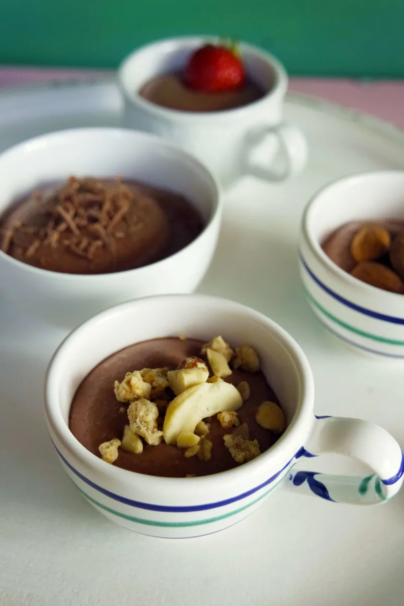 vegane schokomousse in mini schüsseln angerichtet