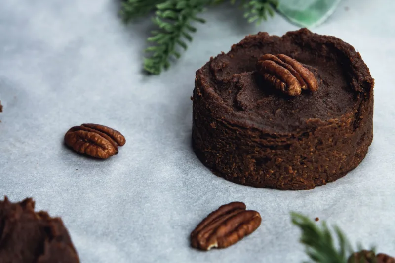 Dattelbrownie mit Pekannüssen