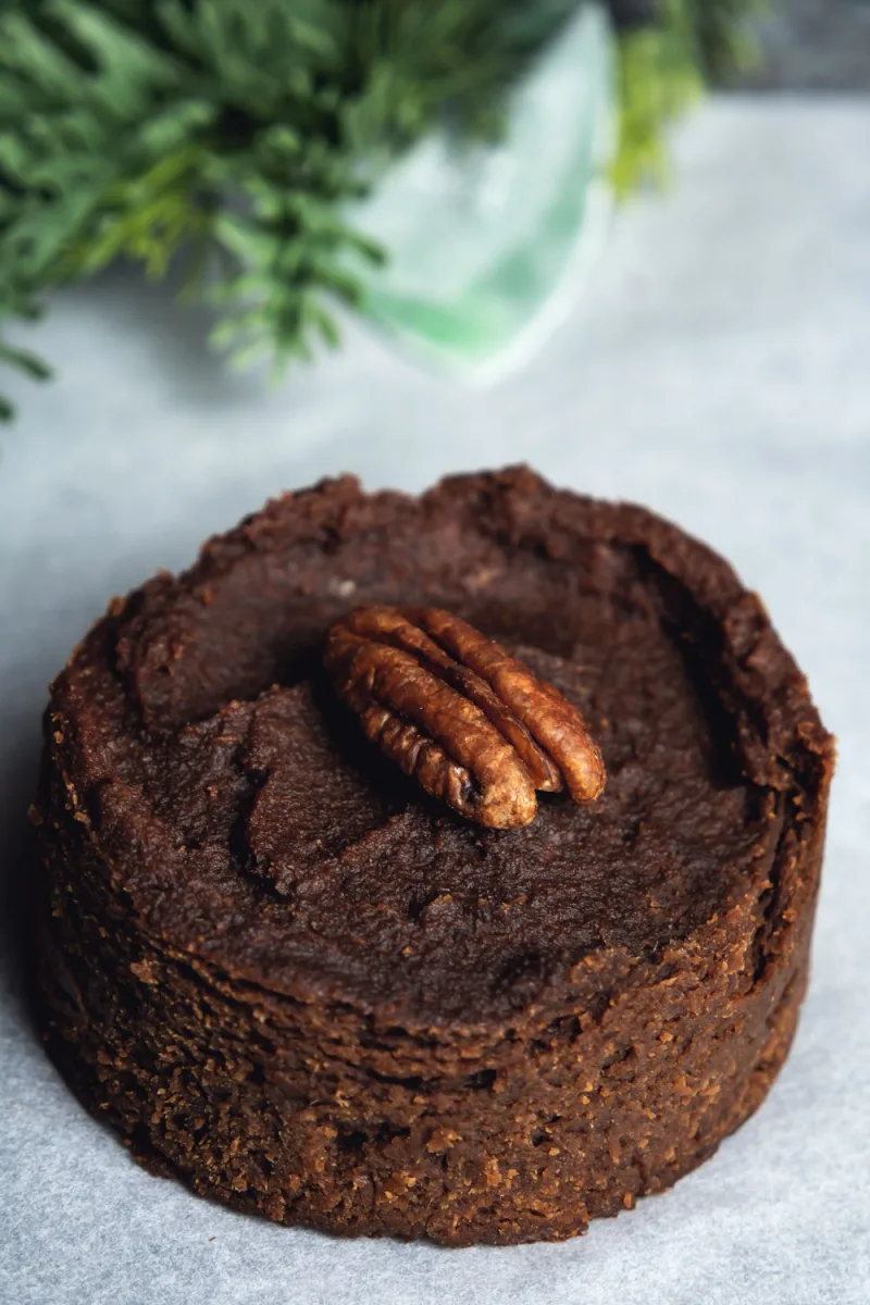 Dattelbrownie mit Pekannüssen