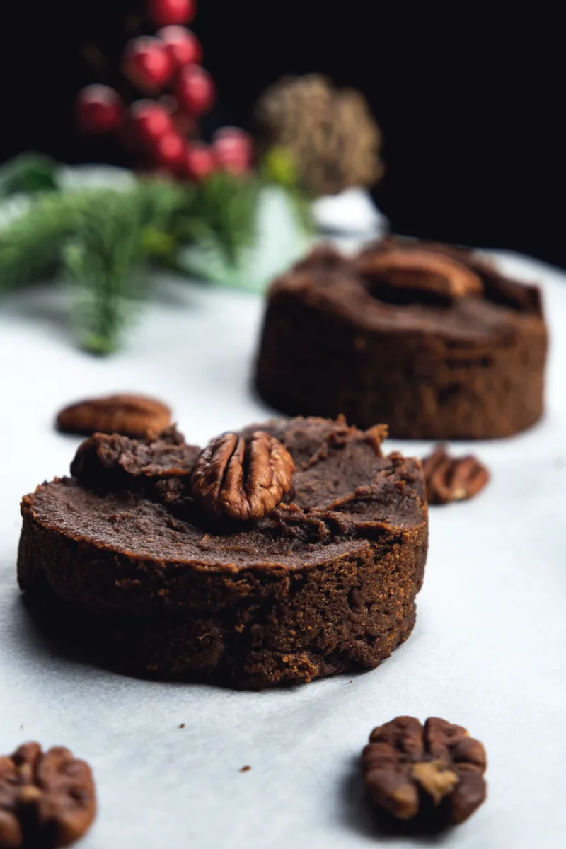 Dattelbrownie mit Pekannüssen