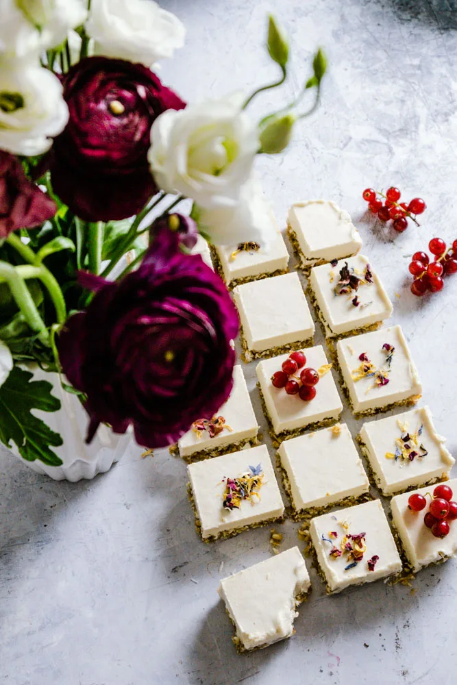raw lemon bars mit blüten und ribisel