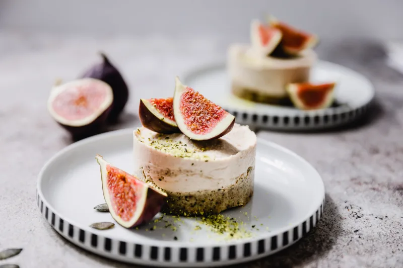 Rohkostkuchen mit Kürbiskernboden, Zitronencreme und frischen Feigen