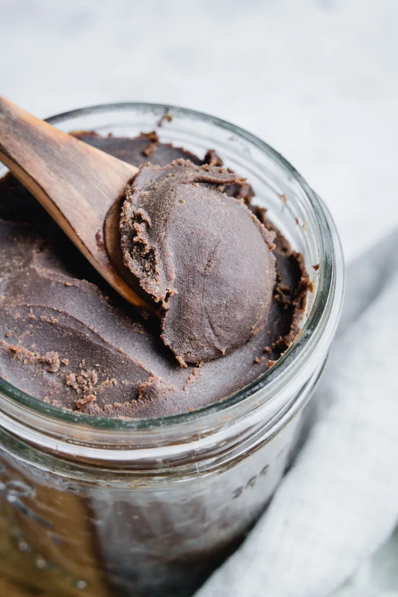 rohveganer brownie teig aus haselnüssen