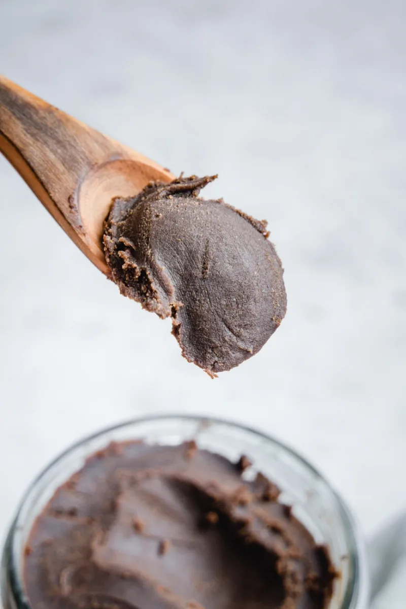 fudgy rohveganer brownie teig aus haselnüssen